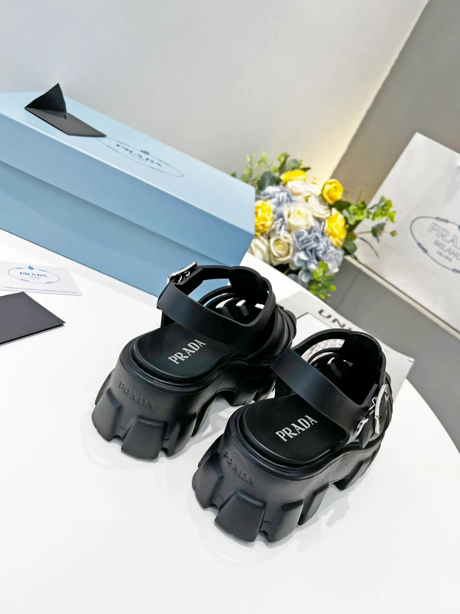 👟👟Ex-factory price 460👟👟 Super popular prada 2022 latest spring and summer zigzag Roman braided thick-soled rubber sandals E64. Retro, fashionable and avant-garde gears with 55mm thick soles and rubber uppers make the whole pair of shoes light and comfortable. Bright colors provide a variety of choices for fashionable people with different styles! The iconic metal triangle logo is paired with the shape of ancient beach sandals. Every design element is fashionable! Code number 35-40